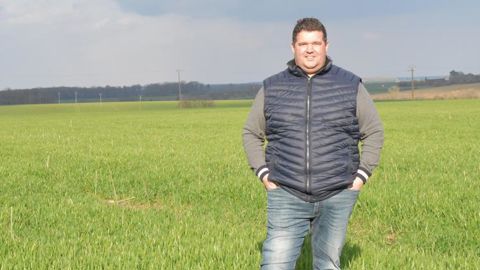Charlin Hallouin s’est diversifié dans les huiles. Il a complété l’assolement traditionnel à base de colza et de tournesol avec de la caméline-lentille, du chanvre, ainsi que du lin. © Aude Richard